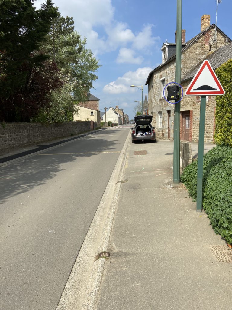 Route avec panneau signalisation ralentisseur