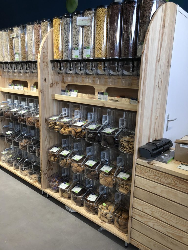 Rayon d'un magasin avec des distributeur de produits en vrac
