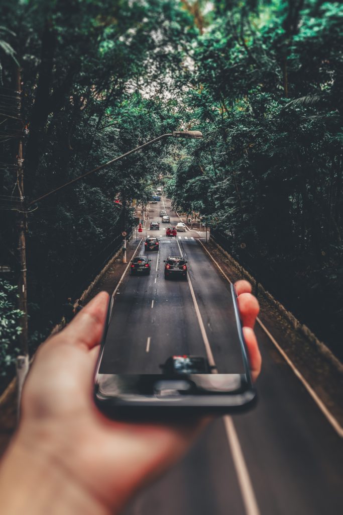 Voiture qui sortent d'un téléphone
