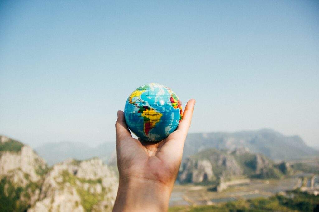 Globe terre dans une main signifiant le voyage
