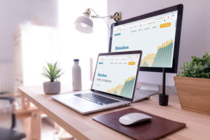 Visualisation du site web de Polygone sur deux écrans